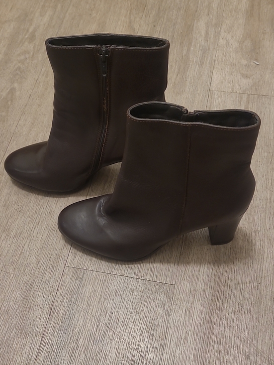 Anabella Shoes - NEW WITHOUT TAGS Classic Women's Brown Leather Ankle Boots with Side Zip